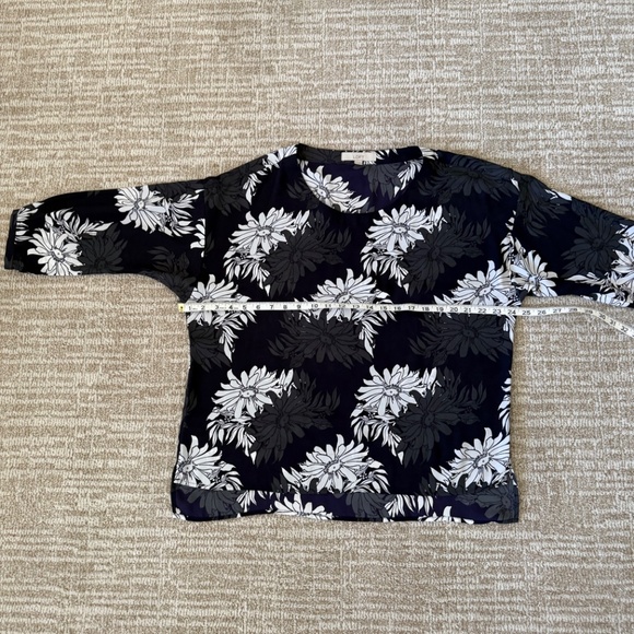 LOFT Floral Lightweight 3/4 sleeve top - Picture 3 of 5